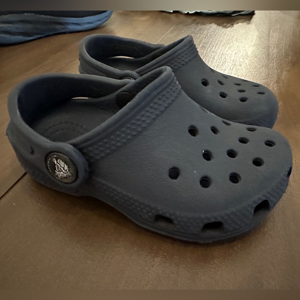 Little Kids / Toddler Navy Blue Crocs - Size 7c 🐊